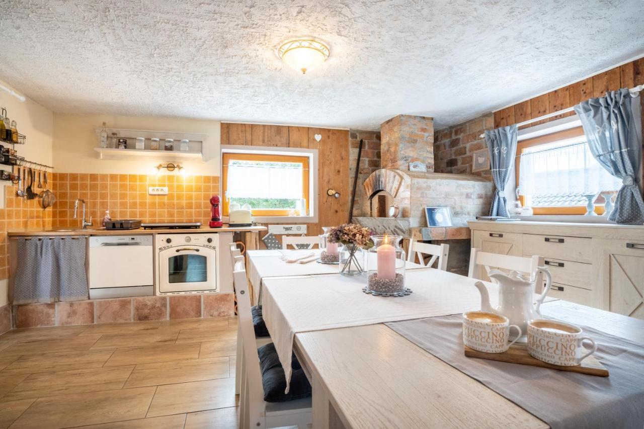 Guest House Pr' Čut Zirovnica Eksteriør billede
