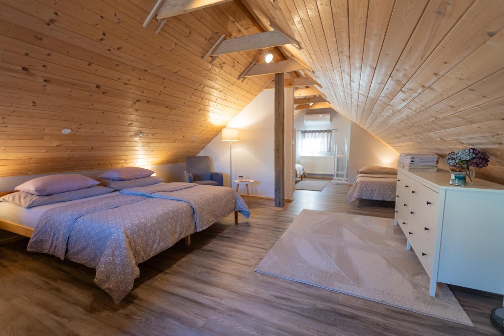 Guest House Pr' Čut Zirovnica Eksteriør billede