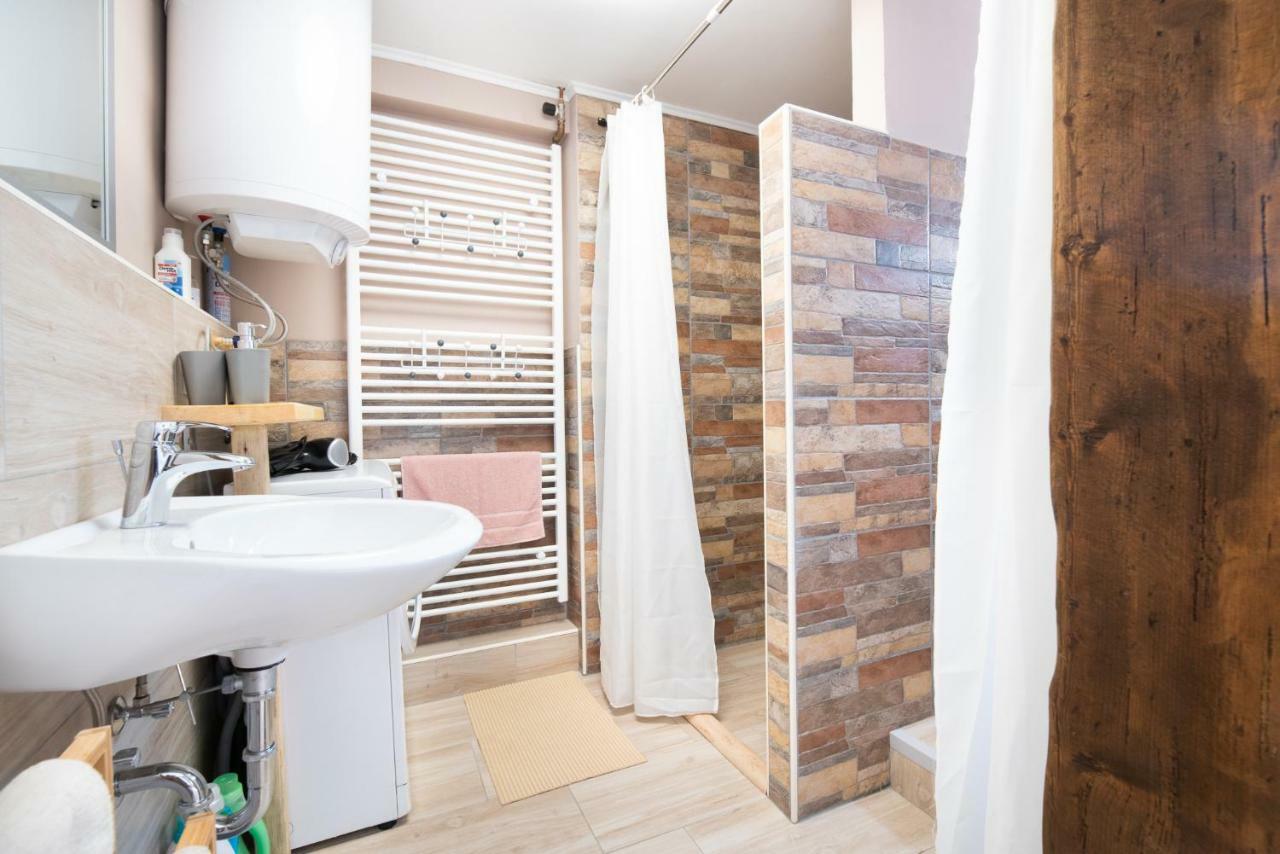 Guest House Pr' Čut Zirovnica Eksteriør billede