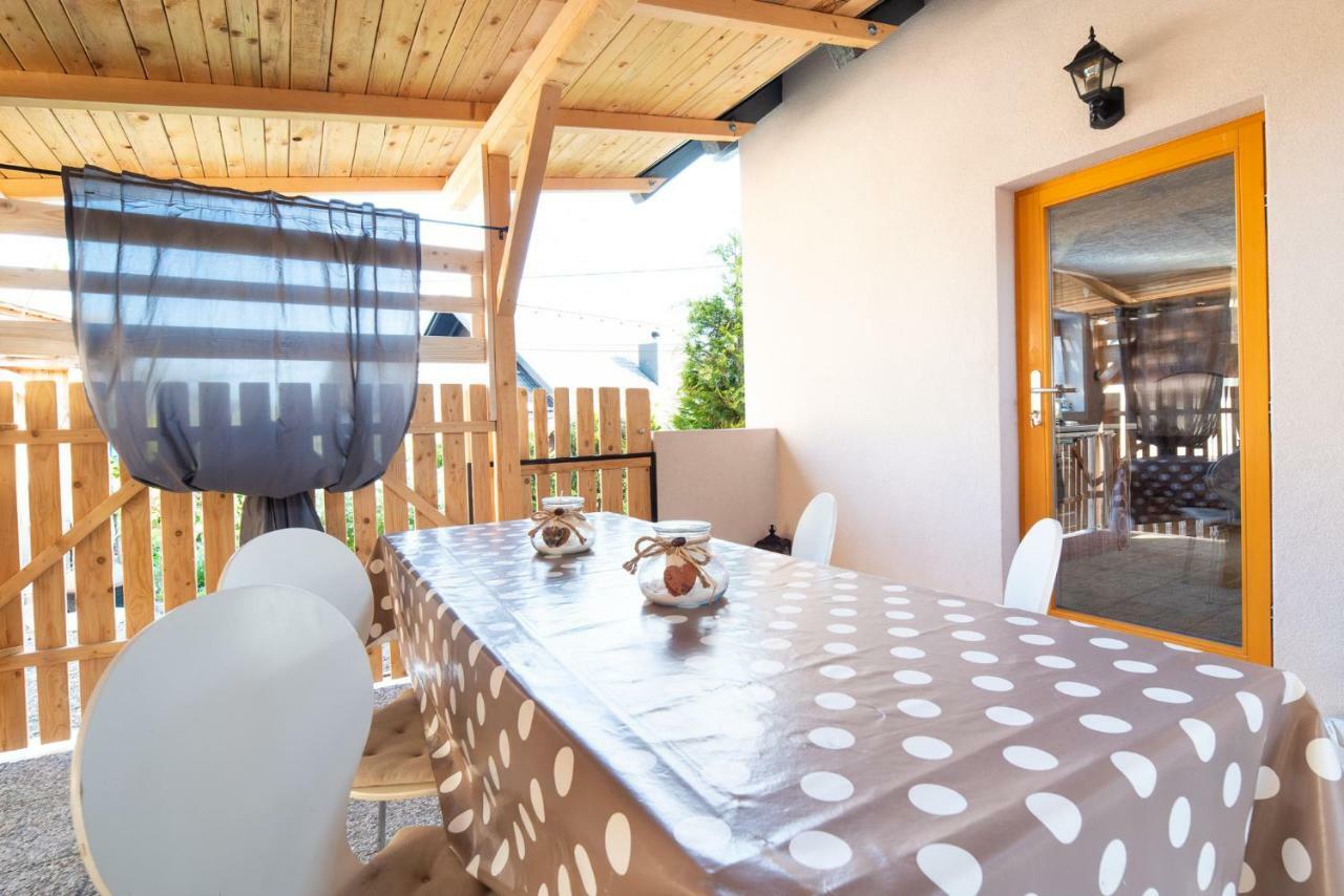 Guest House Pr' Čut Zirovnica Eksteriør billede